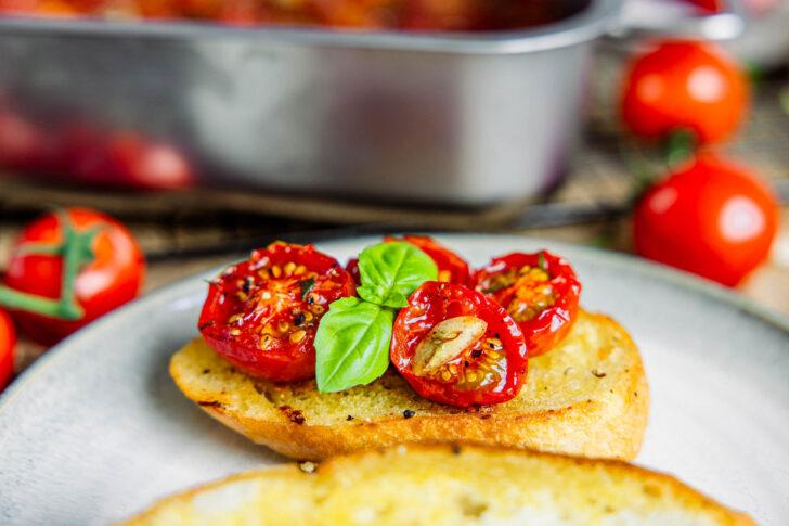 Confierte Tomaten mit Baguette servieren