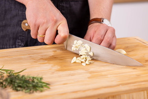Knoblauch in Scheiben schneiden