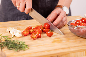 Tomaten halbieren