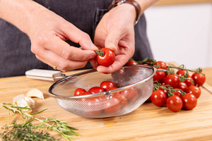 Tomaten vom Stiel befreien