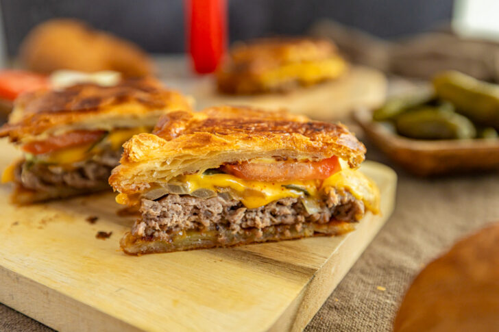 halbierte Croissant Smash Burger