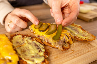 Croissant Smash Burger mit Gurken belegen