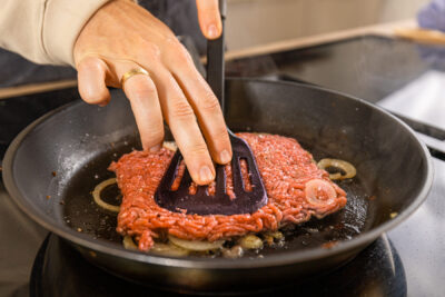Hackfleisch in die Pfanne drücken