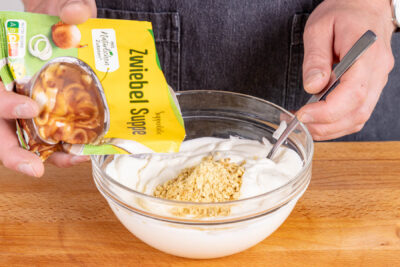 Zwiebelsuppe-Pulver dazugeben