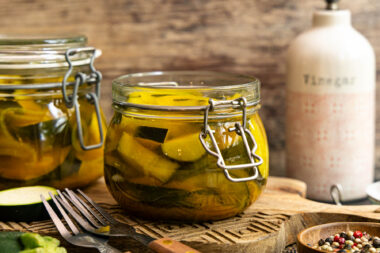 eingelegte Curry-Zucchini im Glas
