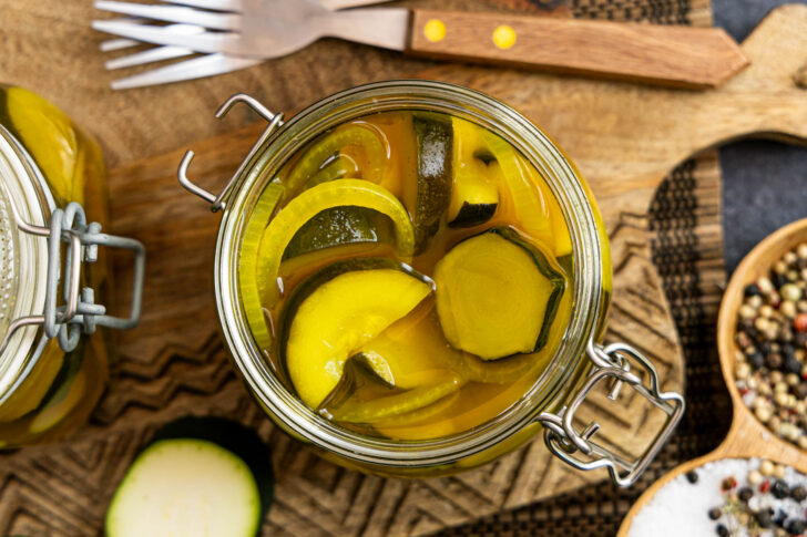 eingelegte Curry-Zucchini im Glas haltbar machen
