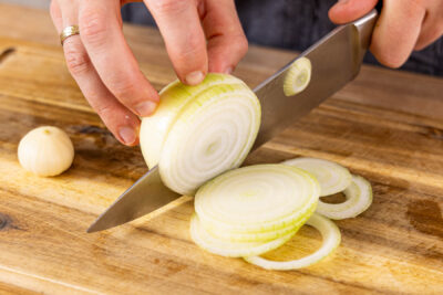Zwiebeln und Knoblauch schälen und schneiden