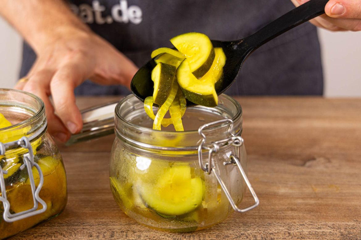 Eingelegte Curry-Zucchini im Glas | Rezept