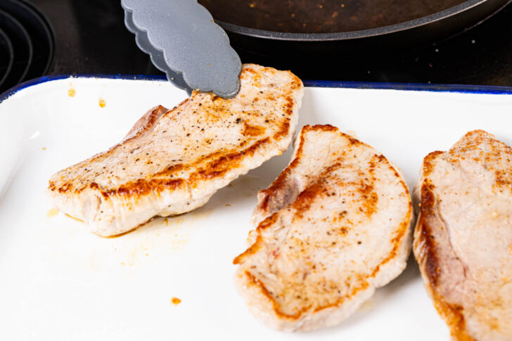 Schnitzel in Auflaufform geben