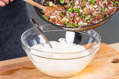 Flammkuchenmasse zubereiten