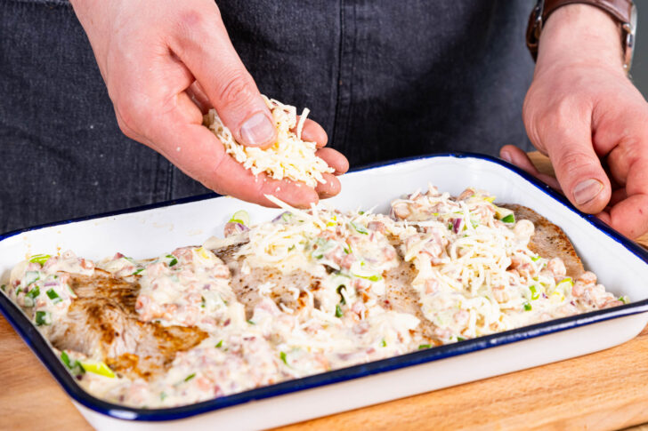 Elsässer Schnitzel mit Käse bestreuen und im Backofen überbacken