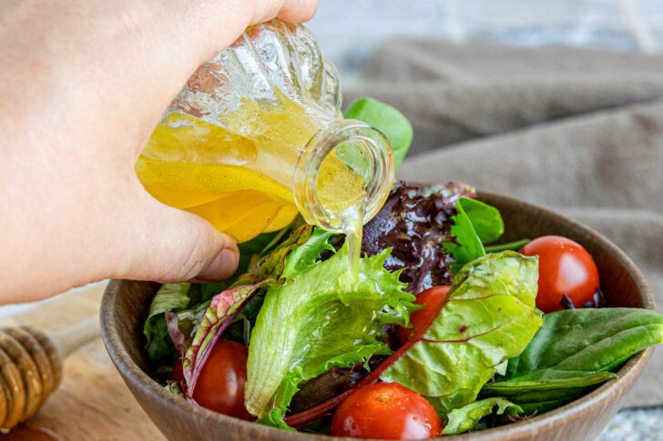 Essig-Öl-Dressing über den Salat gießen.