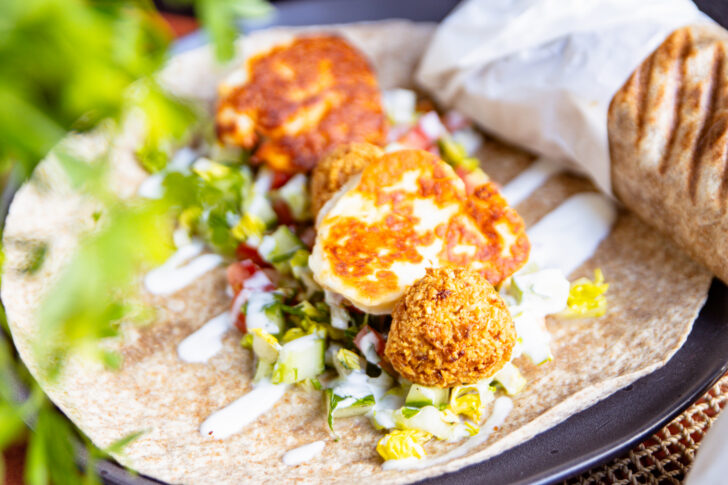 Füllung der Falafel-Wraps