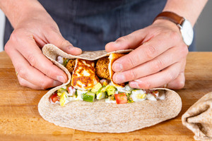 Knusprige Falafel-Wraps aufrollen