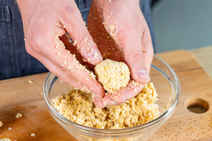 Bällchen aus Falafel-Masse formen