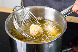 Falafel in heißem Öl ausbacken