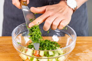 Petersilie zum Salat geben