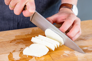 Halloumi in Scheiben schneiden