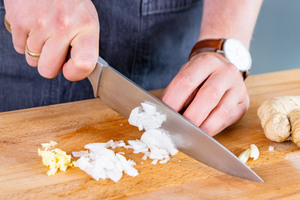 Ingwer, Zwiebel und Knoblauch fein schneiden