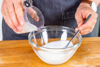 Milch zum Joghurt geben