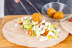Knusprige Falafel-Wraps mit Falafel belegen
