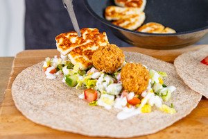 Knusprige Falafel-Wraps mit Halloumi belegen