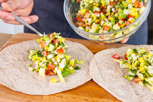 Tortilla mit Salat belegen
