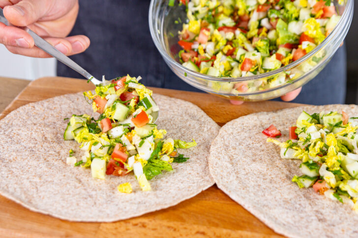 Tortilla mit Salat belegen