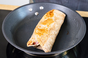 Knusprige Falafel-Wraps in der Pfanne anrösten
