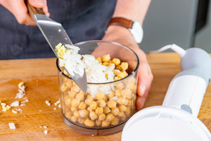 Ingwer, Zwiebel und Knoblauch mit den Kichererbsen in einen Multizerkleinerer geben