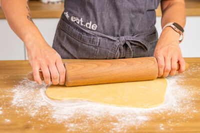 Mürbeteig ausrollen
