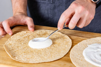 Joghurt-Dressing auf Tortilla mittig verstreichen