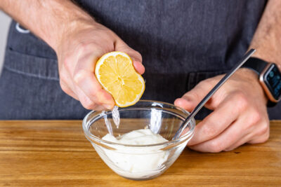 Zitronensaft zum Joghurt geben