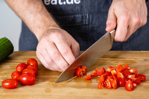 Tomaten in Würfel schneiden