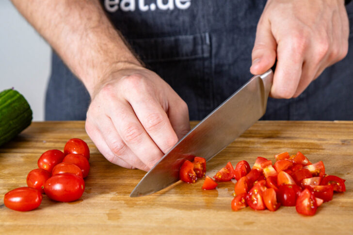 Tomaten in Würfel schneiden