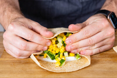 Tortillas zu einem Wrap aufrollen