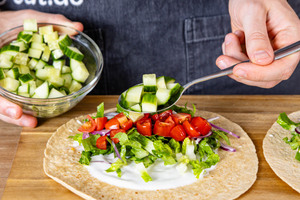 Tortillas mit Gemüse belegen