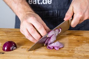 Rote Zwiebel in feine Streifen schneiden