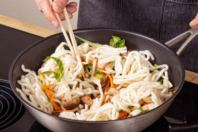 Gemüse und Udon-Nudeln anbraten