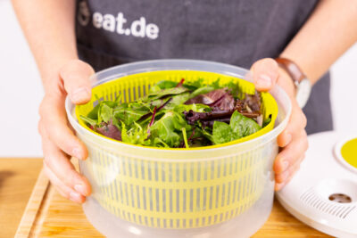Salat schleudern.