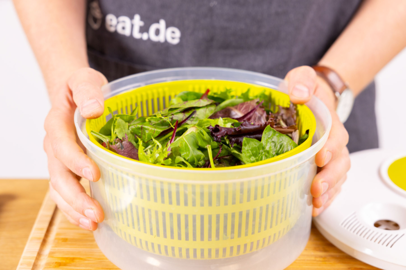 Salat schleudern.