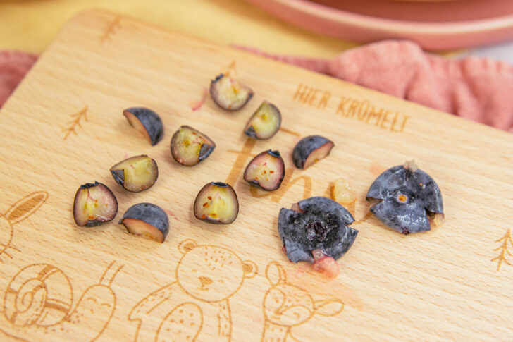Geviertelte und zerdrückte Blaubeeren