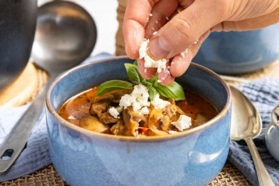 Griechischer Gyros Partytopf mit Feta bestreuen