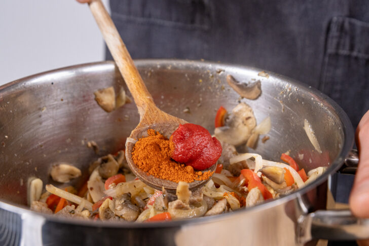 Tomatenmark dazugeben