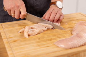 Hähnchen in mundgerechte Stücke schneiden