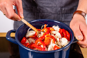 Gemüse mit dem Fleisch anbraten