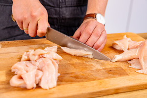 Hähnchenbrustfilets in Streifen schneiden