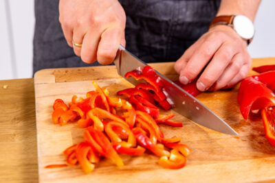 Paprika in Streifen schneiden