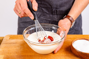 Sahne, Crème fraîche und Tomatenmark zu einer Soße vermengen