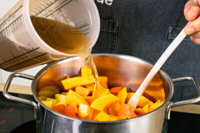 Gemüse in Gemüsebrühe weich kochen